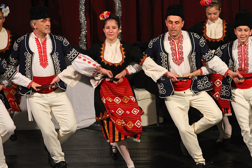 Български фолклорни танцьори
